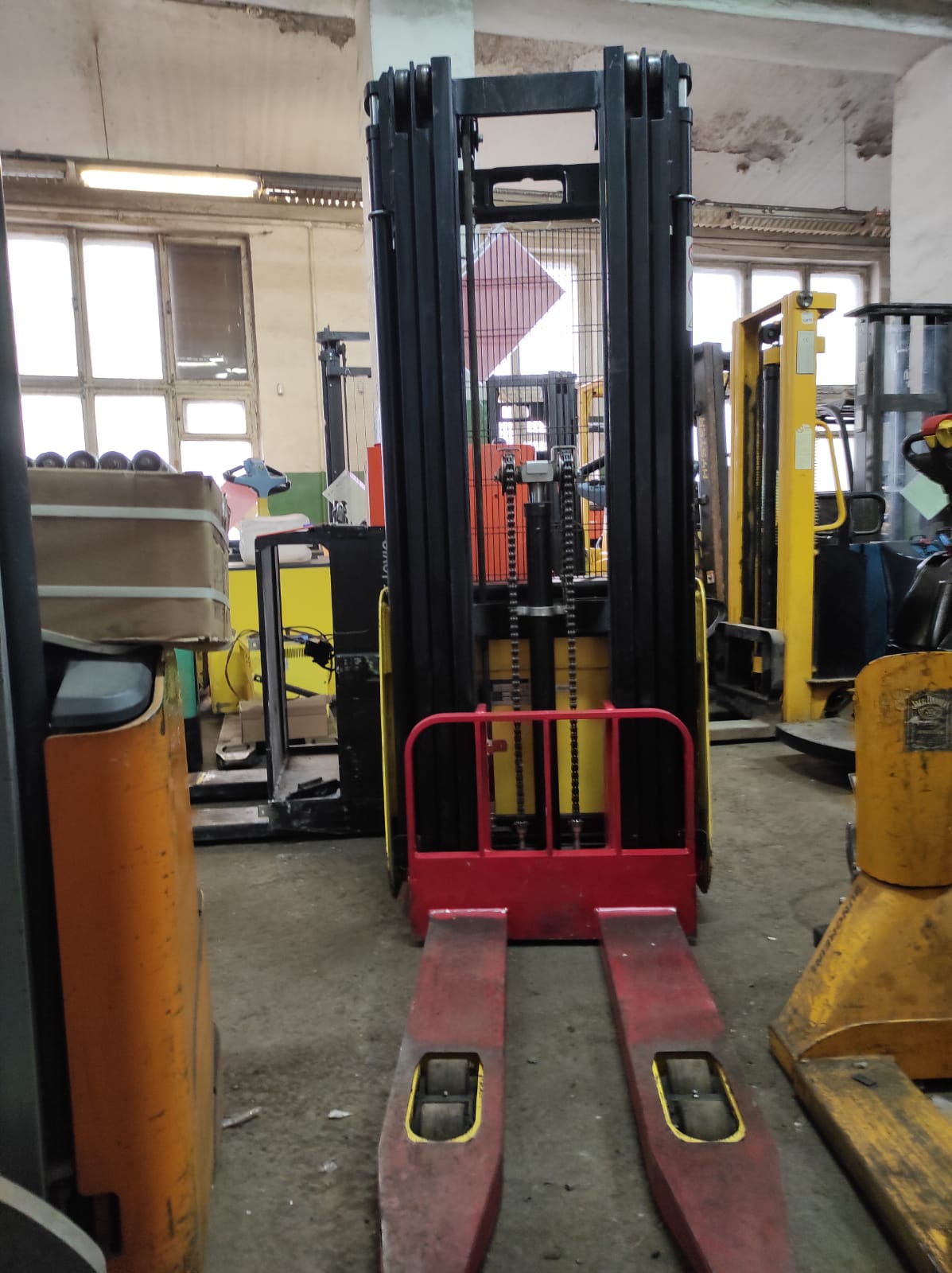 Штабелер бу Hyster 